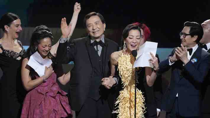 "Todo en todas partes al mismo tiempo" arrasa en los Premios del Sindicato de Actores a dos semanas de los Oscar