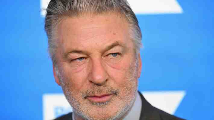 Trabajadores de "Rust" demandan a Alec Baldwin por efectos postraumáticos que les provocó presenciar muerte en el set