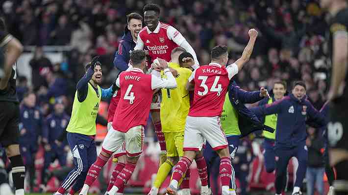 El líder Arsenal lo perdía 2-0, pero dio vuelta el partido en el último minuto y mantiene la ventaja respecto al City... Revisa los goles y la tabla