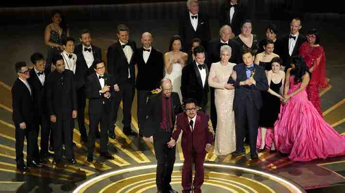 "Todo en todas partes al mismo tiempo" arrasa en los Oscar 2023 al conseguir siete premios incluyendo el de Mejor película