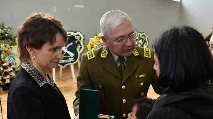 Tohá arriba sorpresivamente a Concepción para participar en velorio de cabo de Carabineros: Entregó condolencias a la viuda