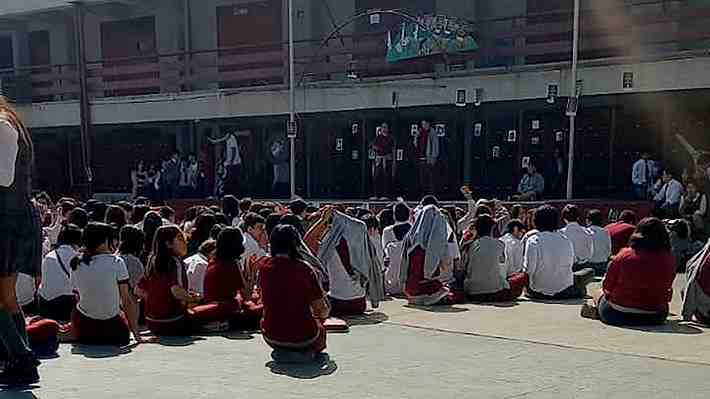 Estudiantes del Liceo Augusto D'Halmar realizaron paro en medio de crisis que afecta al establecimiento