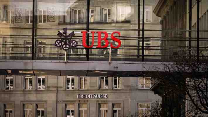 UBS acuerda comprar Credit Suisse por 2.000 millones de dólares y así evitar su colapso
