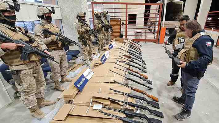 Ejército y Aduanas interceptan dos camiones provenientes de Bolivia con 136 rifles: Uno de los conductores fue detenido
