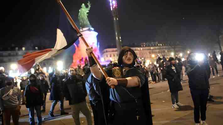 Macron niega legitimidad de protestas contra el Gobierno y asegura que no renunciará a reforma de pensiones