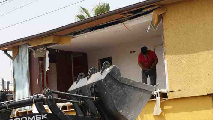 Sujeto arrestado en demolición de "narco-casa" en La Florida tenía orden de detención vigente