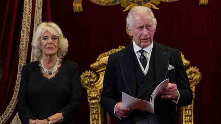 Protestas contra Macron obligan a suspender visita de Carlos III a Francia: Era el primer viaje al extranjero desde que es rey