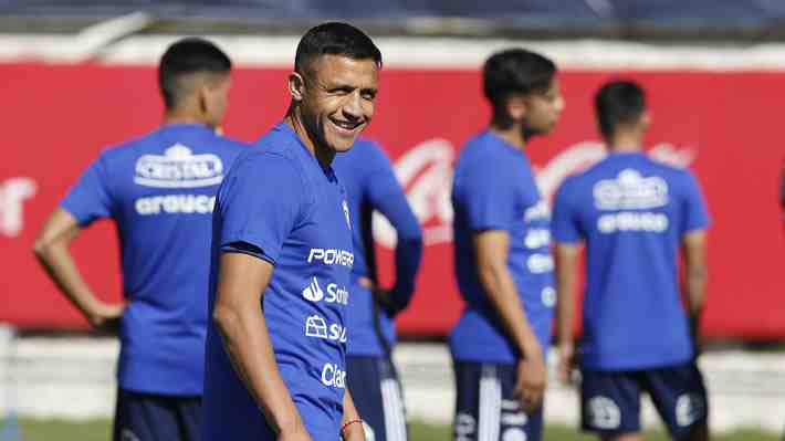 "Acá hacen un gol y se conforman": Los contundentes mensajes de Alexis a los jóvenes futbolistas chilenos