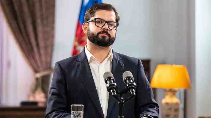 Cadem: Aprobación de Presidente Boric baja a 30% y un 82% está de acuerdo con la medida de derribar "narco-casas"