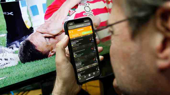 "Guerra de las apuestas": Casinos vuelven a arremeter por "ilegalidad" de plataformas online y estas se defienden