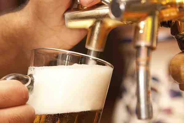 Pugna en industria de la cerveza: AB InBev recurre al TDLC y acusa a CCU de "abuso de posición dominante"