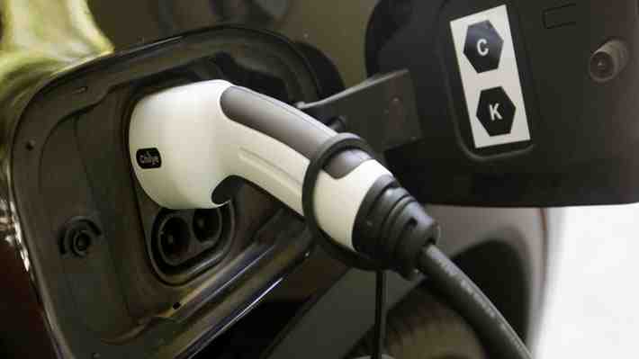 ¿Oportunidad para Chile?: La Unión Europea prohíbe definitivamente vender autos que emitan CO2 a partir de 2035