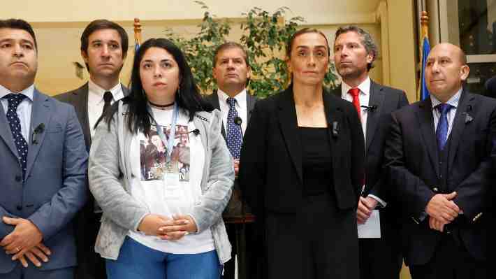 Viudas de carabineros Nain y Retamal llegan al Congreso en jornada clave: "Es muy injusto que un policía sea asesinado"