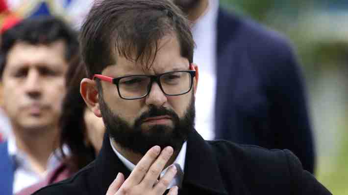 Relación con Carabineros: Boric llama a todos a "reflexiónar" y dice que espera "profundizar más adelante sobre aquello"