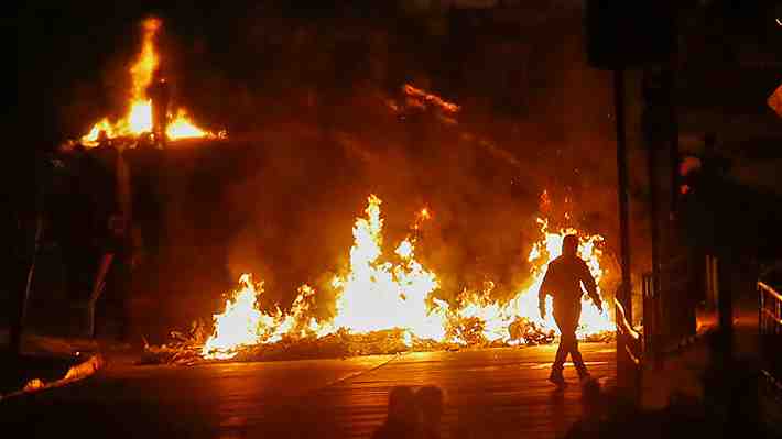 Un carabinero y un civil heridos, tres buses quemados e intentos de saqueos marcan Día del Joven Combatiente