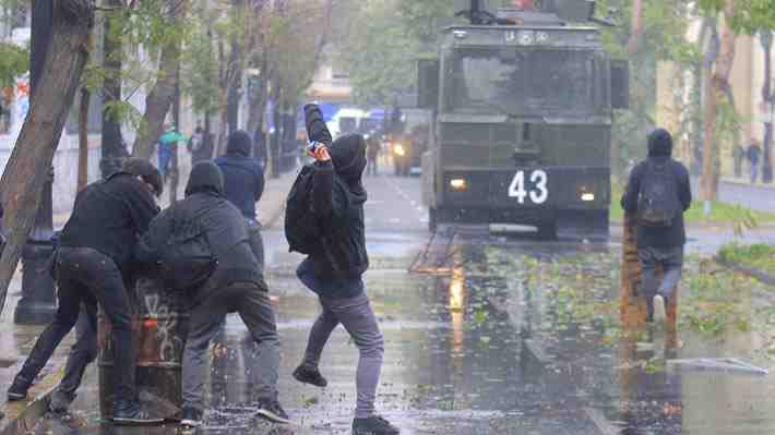 Incidentes en inmediaciones de tres liceos emblemáticos: Sujetos sacan muebles de recintos para encender barricadas