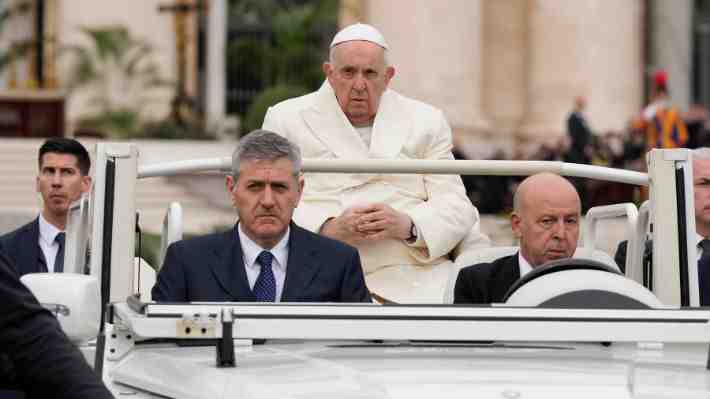 Papa Francisco reaparece tras haber estado hospitalizado y preside el Domingo de Ramos en la plaza de San Pedro