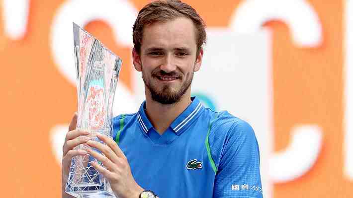 Medvedev derrota a Sinner, gana el Masters de Miami e iguala marca del "Chino" Ríos: Mira el match point y la entrega de la copa