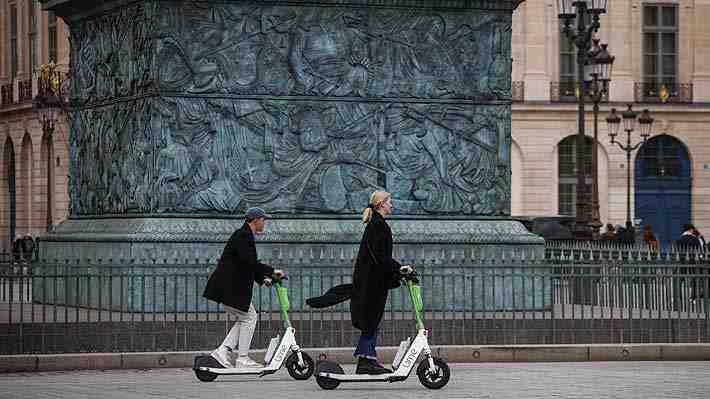 París no tendrá más monopatines eléctricos para arriendo: Vehículos deberán desaparecer de la ciudad a fines de agosto