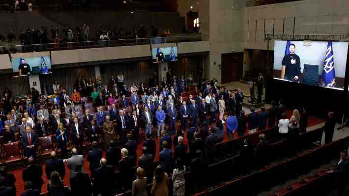 Zelenski expone ante el Congreso y agradece postura de Chile frente a la guerra: FA y PC se restaron