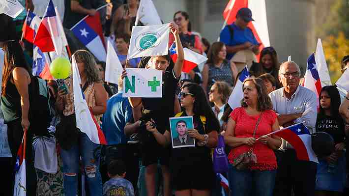 Manifestación y velatones en distintas comisarías: Las muestras de apoyo a Carabineros tras muerte del cabo Palma