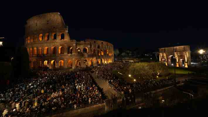 Sin el Papa Francisco y con testimonios de joven ruso y ucraniano: Realizan tradicional Vía Crucis en el Coliseo romano