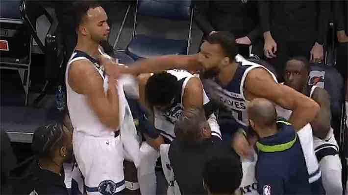 Alboroto insólito en la NBA: Estrella de Minnesota agrede con fuerte puñetazo a su propio compañero en un tiempo muerto