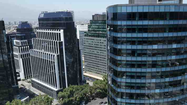 FMI se suma a las mejores perspectivas y prevé una caída menos profunda de la economía chilena en 2023