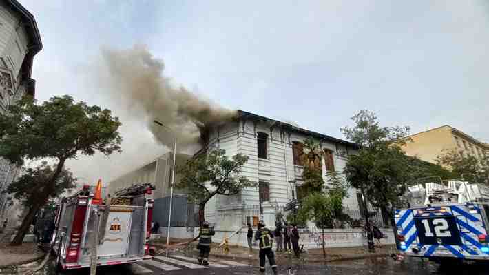 Bomberos controlan incendio que afectó a Liceo de Aplicación: 10 unidades combatieron el siniestro