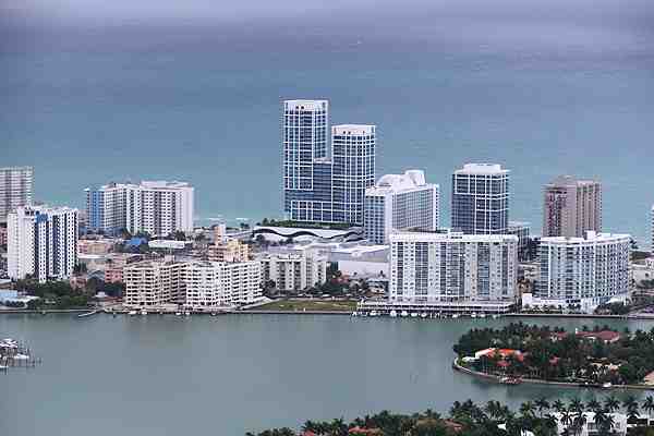 Miami en la mira: Inversiones inmobiliarias de chilenos se han multiplicado en búsqueda de "dolarizar el patrimonio"