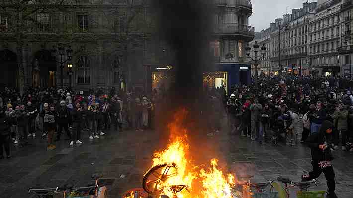 Francia: Macron promulga polémica ley de la reforma de pensiones pese a protestas y rechazo ciudadano