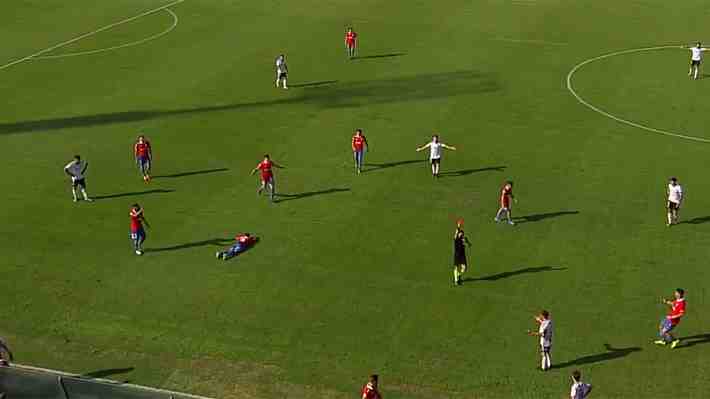 Mira el fuerte codazo por el que Gil se fue expulsado en el clásico entre la UC y Colo Colo
