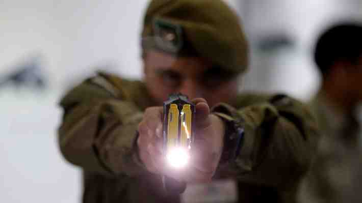 Crisis de seguridad en Argentina: Policía de Buenos Aires comenzará a utilizar pistolas de descarga eléctrica