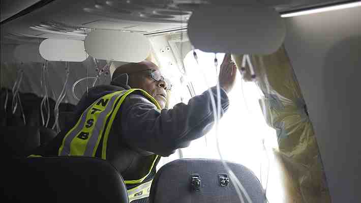 Parte del fuselaje que se desprendió de avión de Alaska Airlines fue hallado en el patio de una casa en EE.UU.